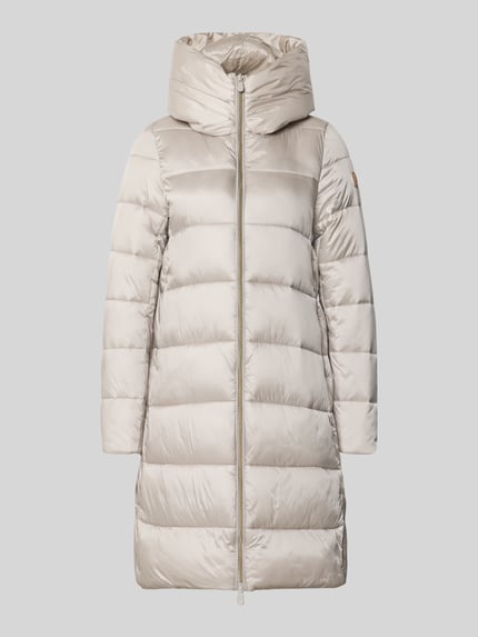 Produktfoto, Steppmantel mit Kapuze Modell 'LYSA' von Save The Duck in Beige, glänzende Oberfläche, gerader Schnitt, Zweiwege-Reißverschluss, seitliche Eingrifftaschen