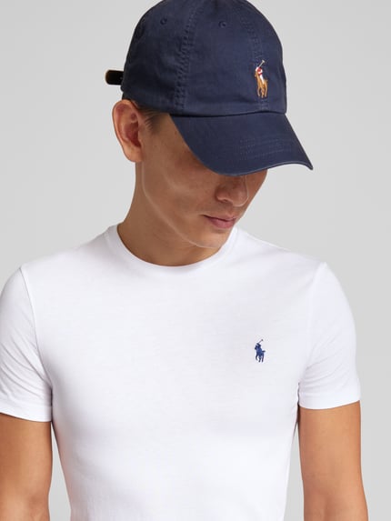 Männermodel trägt T-Shirt mit Label-Stitching van Polo Ralph Lauren, wit katoen, regular fit, geribde ronde hals, nahaufnahme bovenlichaam.