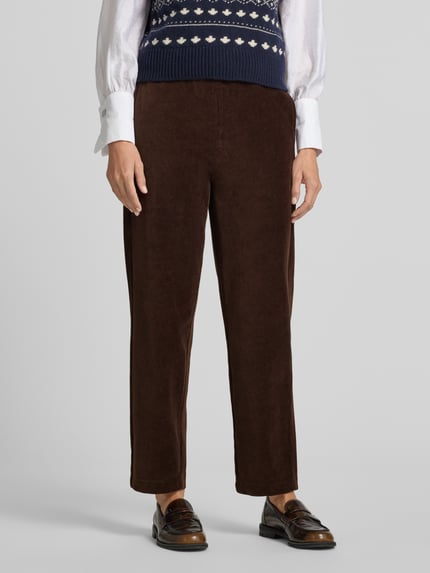 Frauenmodel trägt Relaxed Fit Cordhose aus reiner Baumwolle von Marc O'Polo in Dunkelbraun, weiche Cordstruktur, Nahaufnahme Oberkörper, Damen Cordhose von Marc O'Polo.