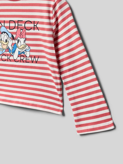 Mädchen trägt Longsleeve mit Motiv-Druck Modell 'PDDECK' von Mango, Reine Baumwolle, Regular-Fit, Rundhalsausschnitt, gestreift, Nahaufnahme Oberkörper.