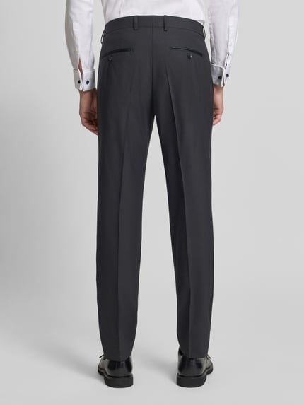 Männermodel trägt Regular Fit Business-Hose aus Schurwolle mit Bundfalte von CINQUE, unifarben, strukturierte Webware, Ganzkörperansicht Rückansicht.