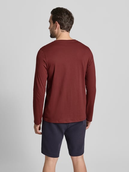 Männermodel trägt Longsleeve mit geripptem V-Ausschnitt von Schiesser in Dunkelrot, Baumwolle, Regular Fit, Rückansicht Ganzkörperansicht.