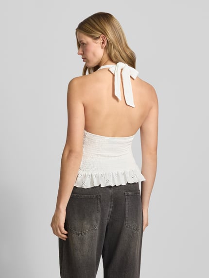 Frauenmodel trägt Neckholder-Blusentop mit V-Ausschnitt von Gina Tricot, Weiß, Material-Mix mit Stretch-Anteil, Taillierter Schnitt, Smok-Details, Rückenlänge bei Größe S 53 cm, Ganzkörperansicht Rückansicht.