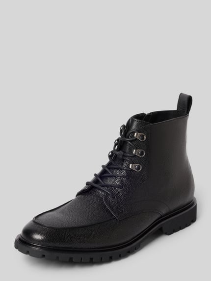 Produktfoto, czarne skórzane Boots aus echtem Leder Modell 'VENTON' von LLOYD, zaokrąglony krój, sznurowanie, pętelka, profilowana podeszwa, wysokość obcasa w rozmiarze 44: 3 cm, wysokość cholewki w rozmiarze 44: 13 cm, szerokość w rozmiarze 44: 10 cm, teksturowana powierzchnia