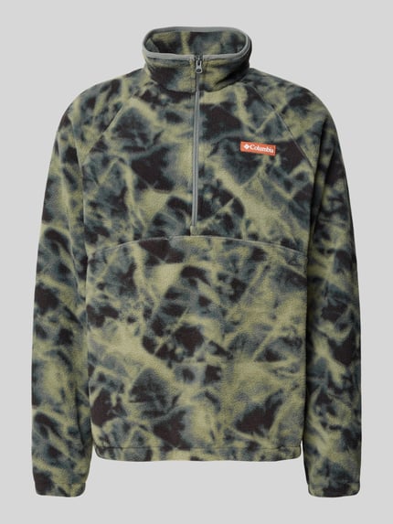 Produktfoto, Fleecepullover mit Label-Details Modell 'Timber Crest™' von Columbia in grün-schwarzem Muster mit Stehkragen und Reißverschluss, gerader Schnitt, Rückenlänge 70 cm, Ärmellänge 73 cm