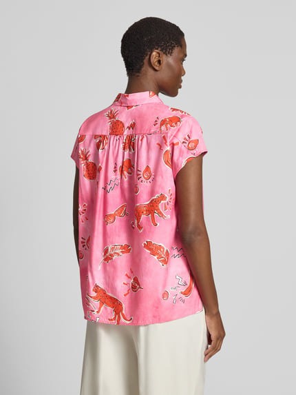 Frauenmodel trägt Regular Fit Bluse im Allover-Look von Milano Italy in Rosa mit Allover-Motiven aus Reiner Baumwolle, Rückenlänge 58 cm, Ärmellänge 4 cm, Hemdblusenkragen, Knopfleiste, Ganzkörperansicht Rückansicht.