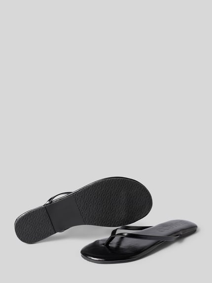 Productfoto, zwarte dames teenslippers van BIANCO met afgerond model, label in reliëf, platte hak, licht gestructureerde zool, hakhoogte maat 39 1 cm