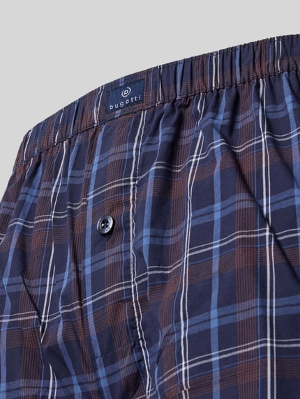 Produktfoto, Boxershorts mit elastischem Bund und Label-Detail im 2er-Pack von bugatti, bawełna, krój regular fit, pas elastyczny, Detal z logo, Zestaw 2 szt., granatowo-brązowy wzór w kratkę, gładka tekstura