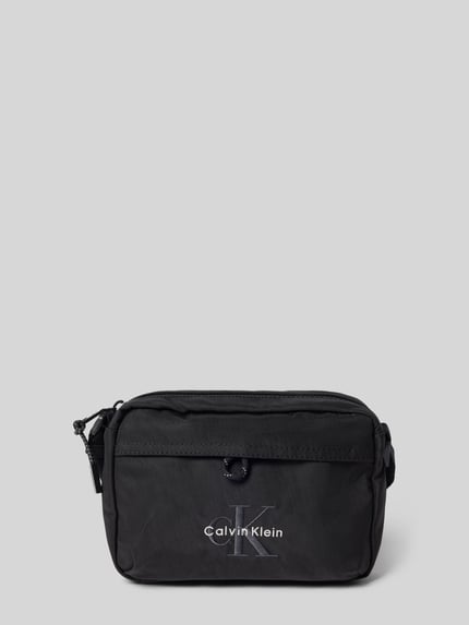 Produktfoto, Crossbody Bag met labelstitching van CK Calvin Klein, zwart, hoofvak met ritssluiting, verstelbare schouderband, maat 21x15x6 cm, bandlengte 80 cm