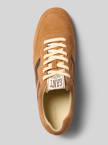 Productfoto, sneakers van rundleer model 'Beylana' van GANT, cognac en beige tinten, gladde en suède texturen, Dames sneakers van GANT