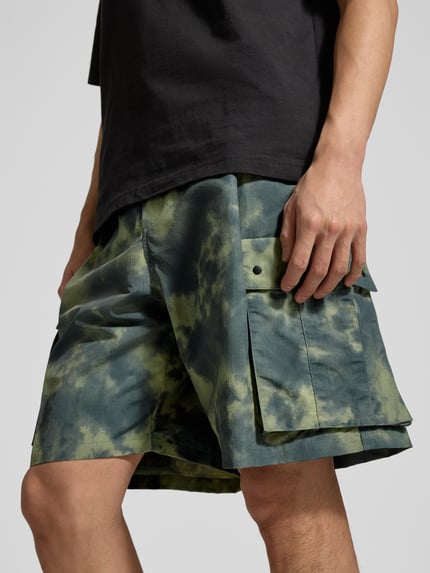 Männermodel trägt Shorts mit Cargotaschen Modell 'Ethan' von Wood Wood aus Baumwoll-Mix im Relaxed-Fit, Nahaufnahme Oberkörper, Bundweite 41 cm, Innenbeinlänge 20 cm, Herren.