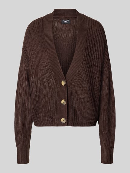 Produktfoto, braune Boxy Fit Strickjacke mit V-Ausschnitt Modell 'CAROL' von ONLY, grob gestrickte Textur, Damen Strickjacke von ONLY