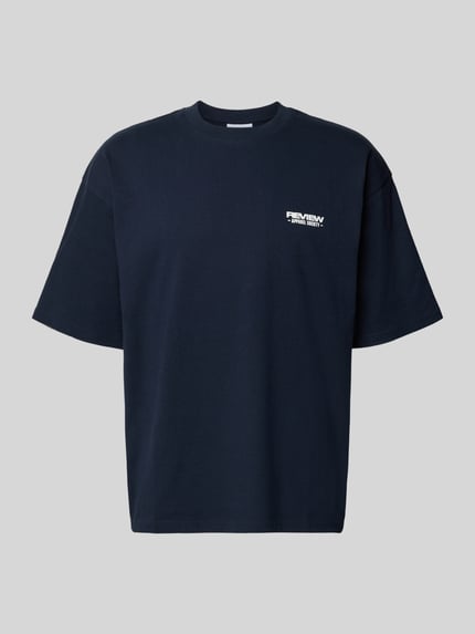 Produktfoto, T-Shirt mit Rundhalsausschnitt und Logo-Print von REVIEW, czysta bawełna, krój modern fit, granatowy kolor, nadruk logo, długość tyłu w rozmiarze M: 68 cm