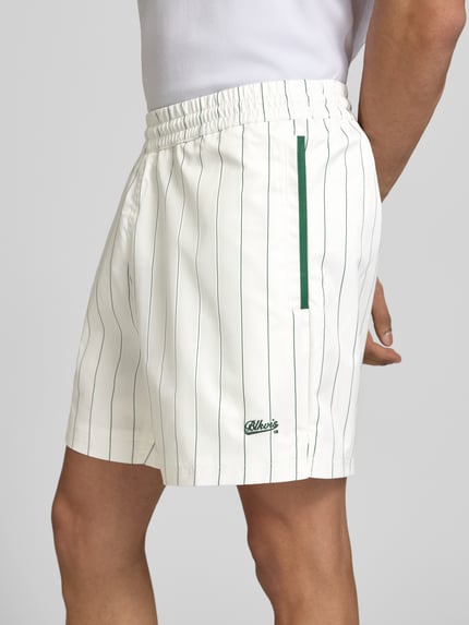 Männermodel trägt Shorts mit Streifenmuster und elastischem Bund von BLKVIS, Regular-Fit, Label-Stitching, Seitenansicht, Nahaufnahme Oberschenkel.