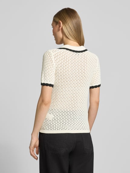 Frauenmodel trägt Slim Fit Poloshirt in Strick-Optik von Jake*s Casual aus Reine Baumwolle mit Lochmuster und elastischen Abschlüssen, Ganzkörperansicht Rückansicht.