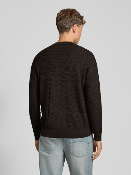 Männermodel trägt Strickpullover aus Viskose-Woll-Mix Modell 'VALDRIK' von DRYKORN in Schwarz mit strukturierter Oberfläche, Rückansicht, Herrenmode, Allover-Look, Regular Fit, Rundhalsausschnitt, Rückenlänge und Ärmellänge bei Größe M aus dem Kontext.