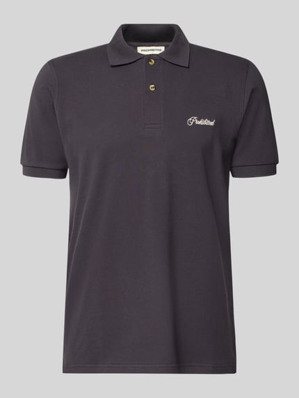 Produktfoto, Slim Fit Poloshirt mit Label-Stitching Modell 'Hampton' von PROHIBITED z bawełny, krój slim fit, listwa guzikowa, długość tyłu w rozmiarze M 64 cm