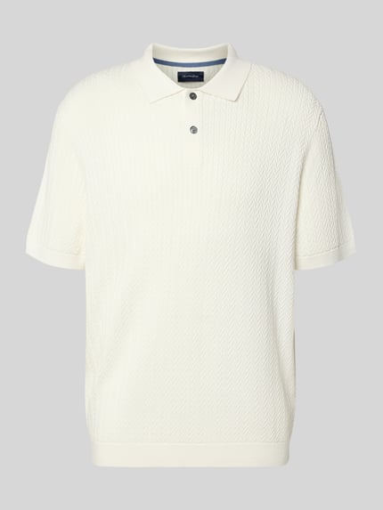Produktfoto, Regular Fit Poloshirt mit Strukturmuster von Christian Berg Men w kolorze kremowym, krótkie rękawy, kołnierzyk polo, krótka listwa guzikowa, długość tyłu w rozmiarze M: 72 cm, długość rękawa w rozmiarze M: 25 cm