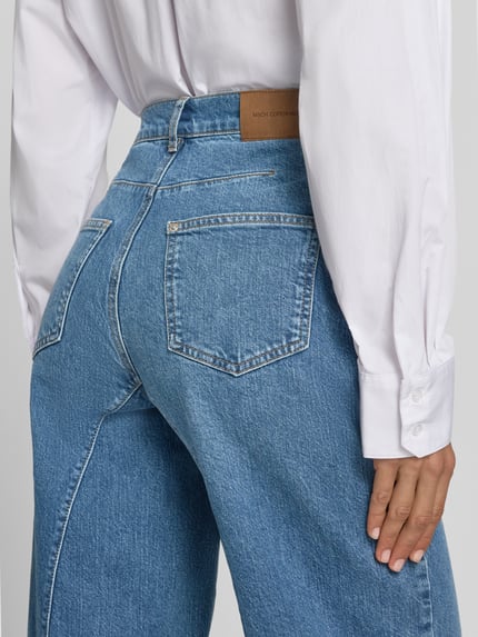 Frauenmodel trägt Relaxed Fit Jeans mit Eingrifftaschen Modell 'Bine Ada Cut' von MSCH Copenhagen, blauer Baumwoll-Elasthan-Mix, mittlere Waschung, Kontext: Damen Jeans, Ganzkörperansicht Rückansicht.