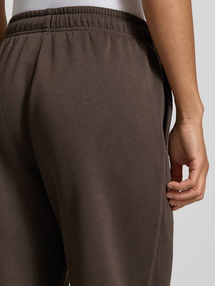 Frauenmodel trägt Regular Fit Sweathosemit Baumwoll-Anteil Modell 'BEST' von ONLY, braun, weiche Textur, Detailaufnahme, Damen Sweathose von ONLY