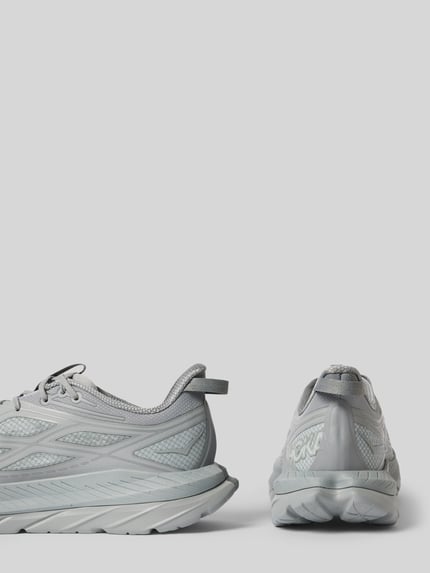 Produktfoto, Sneaker mit Label-Details und profilierter Sohle von HOKA in abgerundeter Form, Schnürverschluss, silbergraue Farbe, Absatzhöhe 6 cm, Schafthöhe 8 cm, Schaftweite 5 cm, Herrenschuh, strukturierte Materialien und glatte Texturen