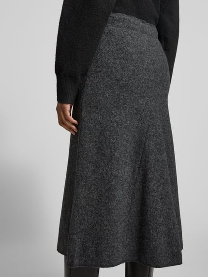 Vrouwenmodel draagt midirok uit mix van viscose en katoen van Christian Berg Woman, donkergrijs, a-lijn, deelnaden, totale lengte 81 cm, bandwijdte 38 cm, maat 36, detailopname rugaanzicht.