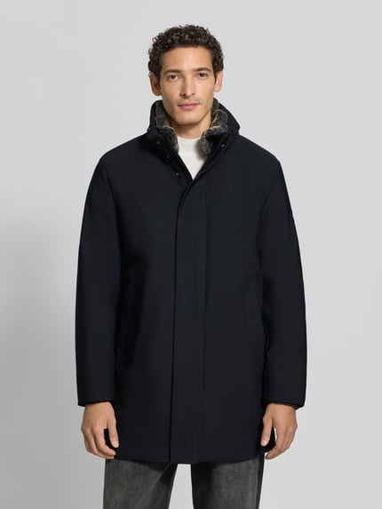 Männermodel trägt Regular Fit Parka mit abnehmbarem Kunstfellbesatz Modell 'Flex' von Strellson in Dunkelblau, Ganzkörperansicht von vorne, Herren Parka von Strellson