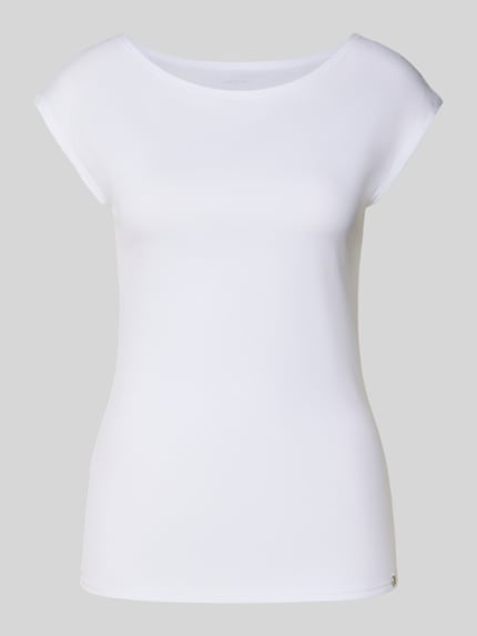 Produktfoto, T-Shirt mit U-Boot-Ausschnitt und Label-Detail von Marc Cain, weiß, körpernaher Schnitt, Baumwoll-Mix mit Stretch-Anteil.