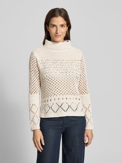 Vrouwenmodel draagt Strickpullover aus Viskose-Mix mit Pailletten van monari, beige, regular fit, col, dames, voorkant, bovenlichaam.