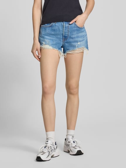 Vrouwenmodel draagt korte jeans 'Jeansshorts met 5-pocketmodel' van Levi's®, denimlook, slim fit pasvorm, puur katoen, voorkant geheel zichtbaar