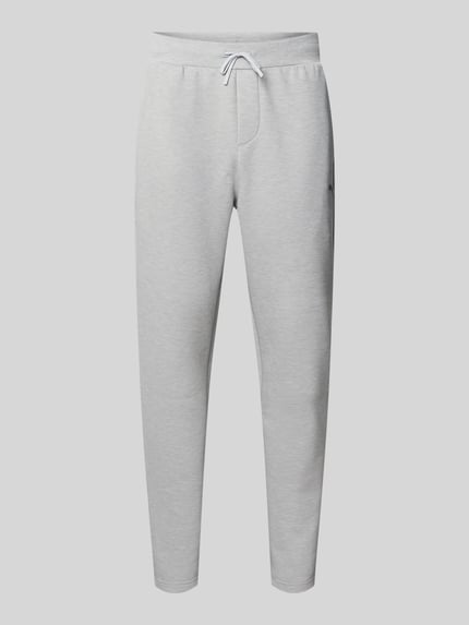 Produktfoto, Regular Fit Sweatpants mit Lyocell-Anteil von PUMA PERFORMANCE, elastyczna mieszanka materiałów z lyocellem, krój regular fit, detal z logo, elastyczny pas z tunelem, elastyczne zakończenia nogawek, Długość wewnętrzna nogawki w rozmiarze M: 76 cm