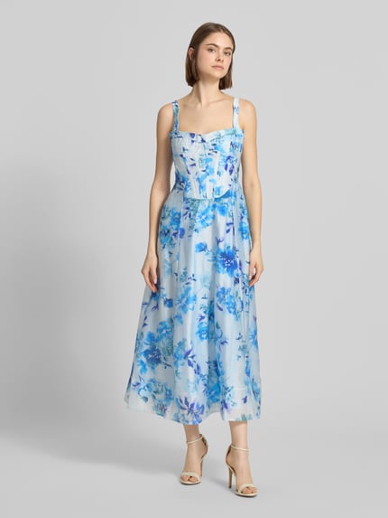 Frauenmodel trägt Midikleid aus Lyocell-Mix Modell 'Lilah' von Bardot mit floraler Allover-Print, Taillierte Passform, Ärmelloses-Design, Farbtöne in Blau, Ganzkörperansicht von vorne. Rückenlänge bei Größe 36: 110 cm, Brustweite bei Größe 36: 36 cm.