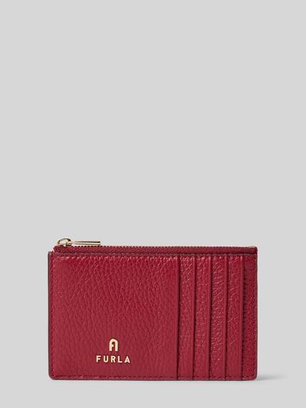 Produktfoto, Kartenetui aus echtem Leder Modell 'CAMELIA' von FURLA in dunklem Rot, Strukturmuster, metallic Label, Reißverschluss, Steckfächer
