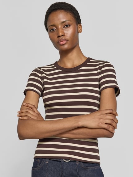 Vrouwenmodel draagt t-shirt met bruine en beige strepen, riblook, ronde hals, slim fit, puur katoen, Model 'KOALE' van DRYKORN, ruglengte maat S 53 cm, vooraanzicht bovenlichaam