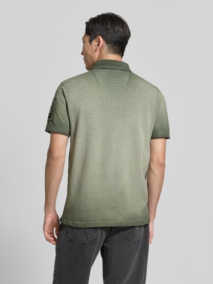 Männermodel trägt Regular Fit Poloshirt mit Label-Stitching von PME Legend aus Reine Baumwolle in Grün, Rückenlänge bei Größe M 72 cm, Ganzkörperansicht Rückansicht.