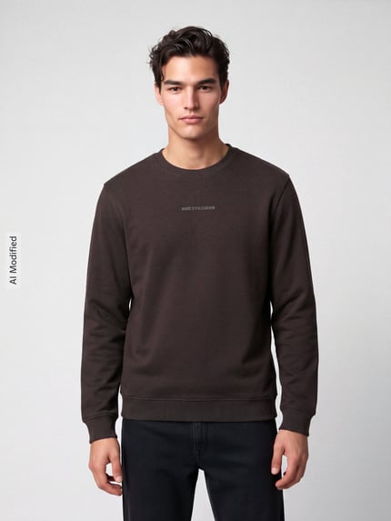 Männermodel trägt Regular Fit Sweatshirt aus reiner Baumwolle von Marc O'Polo DENIM in Dunkelbraun, glatte Textur, Ganzkörperansicht von vorne, KI-modifiziertes Bild.