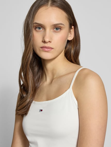 Vrouwenmodel draagt Regular Fit Trägertop aus Baumwoll-Mix van Tommy Jeans, effen, logo-stiksel, rechte hals, katoenmix, close-up bovenlichaam.