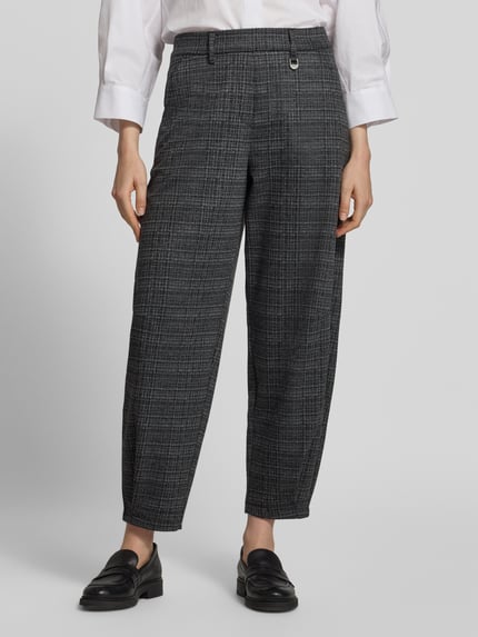 Frauenmodel trägt Regular Fit Hose mit Bundfalten Tilda Jump in von MAC, Glencheck Allover-Muster, seitliche Eingrifftaschen, Nahaufnahme Oberkörper.
