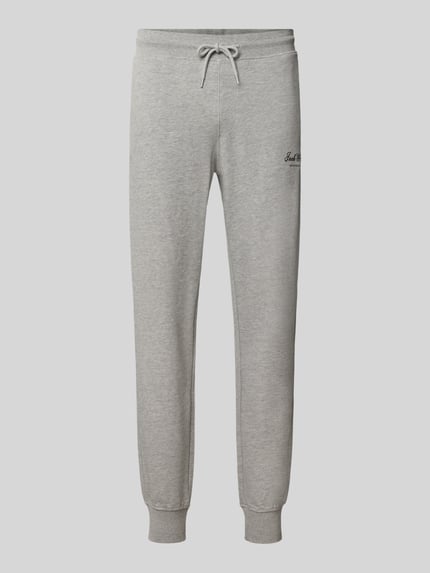 Produktfoto, Sweatpants mit Label-Print Modell 'GORDON' von JACK & JONES in Hellgrau, lockere Passform, elastischer Bund, seitliche Eingrifftaschen