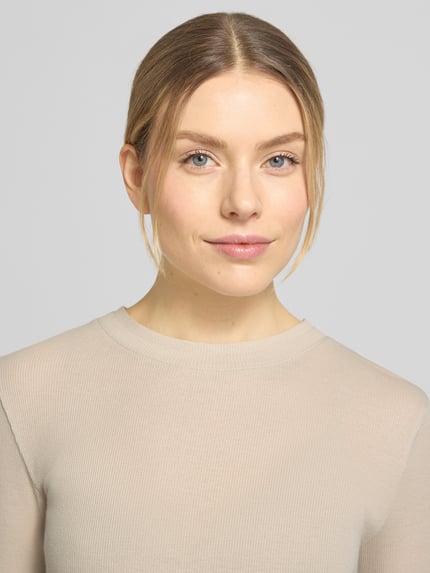 Frauenmodel trägt Slim Fit Langarmshirt aus Baumwoll-Mix von Marc O'Polo, Optik: Unifarben, Rundhals, Materialverarbeitung: Ripp, Nahaufnahme Oberkörper.