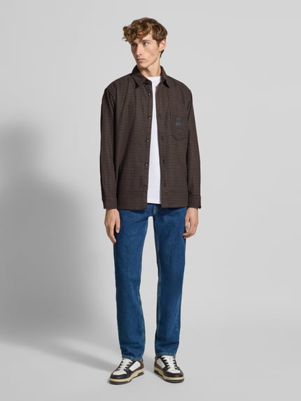 Männermodel trägt Straight Fit Jeans mit 5-Pocket-Design von Levi's®, blaue Farbe, gerader Schnitt, Baumwoll-Elasthan-Mix, Ganzkörperansicht von vorne.