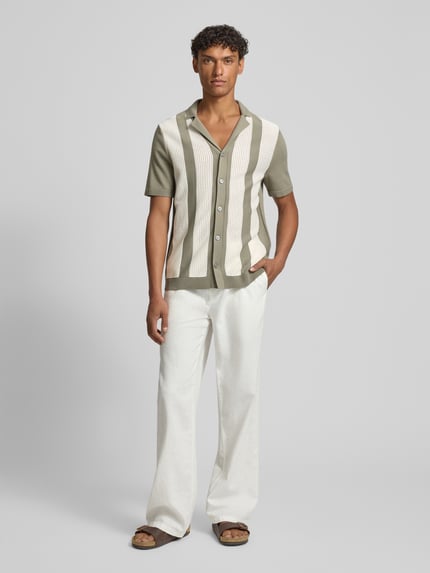 Männermodel trägt Regular Fit Freizeithemd mit Kentkragen Modell 'Galvo' von JOOP! Collection aus reiner Baumwolle in Beige-Creme, Ganzkörperansicht von vorne. Rückenlänge 68 cm, Schulterbreite 46 cm, Ärmellänge 26 cm.