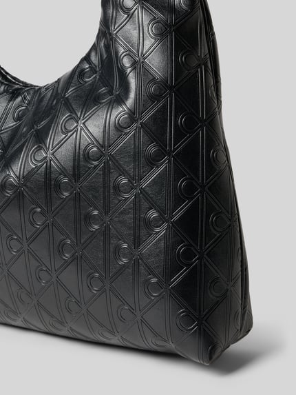 Produktfoto, Shoulder Bag in Leder-Optik Modell 'Puffer' von CK Calvin Klein, czarna imitacja skóry, wytłoczone logo na całej powierzchni, szeroki pasek, główna przegroda z zapięciem na magnes, kieszeń wewnętrzna zapinana na zamek, rozmiar 44x30x9 cm, długość paska 71 cm.