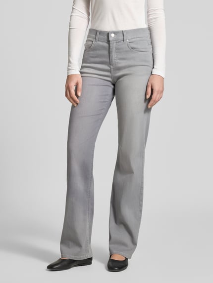 Frauenmodel trägt Straight Fit Jeans im 5-Pocket-Design Modell 'Lara' von Angels aus grauem Baumwoll-Mix mit Stretch-Anteil, Nahaufnahme Oberkörper. Bundweite bei Größe 36/30: 39 cm, Innenbeinlänge: 78 cm, sichtbarer Knopf- und Reißverschluss.