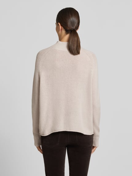 Frauenmodel trägt Relaxed Fit Strickpullover mit Kaschmir-Anteil von Luisa Cerano, beige Baumwoll-Mix, gerippte Ärmel und Kragen, Ganzkörperansicht Rückansicht.