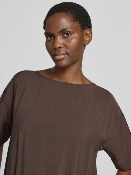 Vrouwenmodel draagt Blusenshirt aus Modal-Mix Model 'Seira' van OPUS, regular fit, ronde hals, modalmix, Nahaufnahme bovenlichaam.