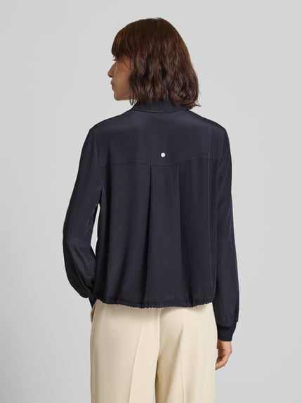 Männermodel trägt Regular Fit Bluse mit Tunnelzug von Marc Cain w kolorze granatowym, gładka tkanina, krój regular fit, Kołnierzyk koszulowy, Listwa guzikowa, Tunel, Długość tyłu w rozmiarze 36: 56 cm, Długość rękawów w rozmiarze 36: 63 cm, Ganzkörperansicht Rückansicht