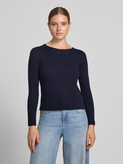 Frauenmodel trägt Regular Fit Strickpullover aus reinem Kaschmir von Christian Berg Woman in Dunkelblau, zarte Ziernaht, Rundhalsausschnitt, Langarm, Nahaufnahme Oberkörper.