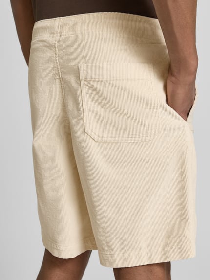 Männermodel trägt Regular Fit Sweatshorts aus Baumwoll-Mix Modell 'JACE' von SELECTED HOMME in Beige, Cord-Optik, Detailaufnahme Rückansicht.