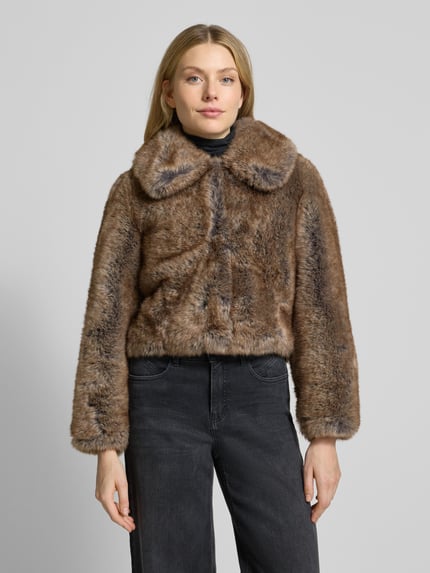 Frauenmodel trägt Jacke aus Kunstfell mit Umlegekragen Modell 'BOLA' von Mango, braune Farbe, Regular-Fit, Ganzkörperansicht von vorne, Rückenlänge 47 cm, Schulterbreite 37 cm, Brustweite 54 cm, Ärmellänge 57 cm.